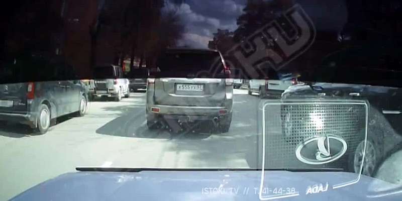 Момент аварии в Орле попал на видео: как легковушка оказалась на клумбе