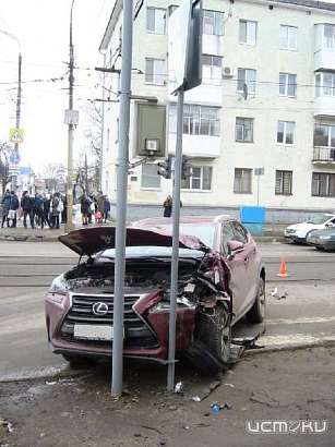 В Орле «Лексус» столкнулся с грузовиком и врезался в дорожный знак