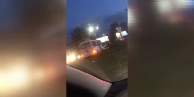 Видео: в Орле маршрутка «припарковалась» на клумбе
