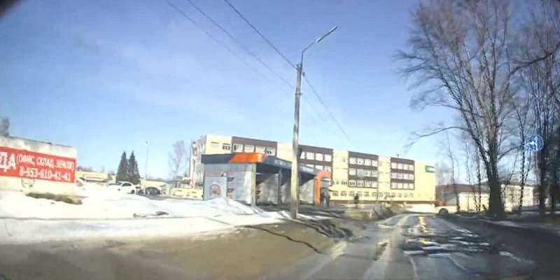 В Орле водители на ул. Ломоносова вынуждены выезжать на «встречку» из-за ям на дороге