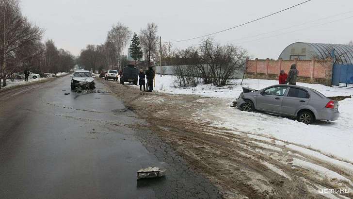 Водитель и два пассажира попали в больницу после ДТП в Орловской области