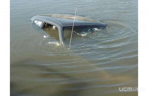 Ловись рыбка БОЛЬШАЯ и маленькая: из Силикатного пруда выловили ВАЗ-2106