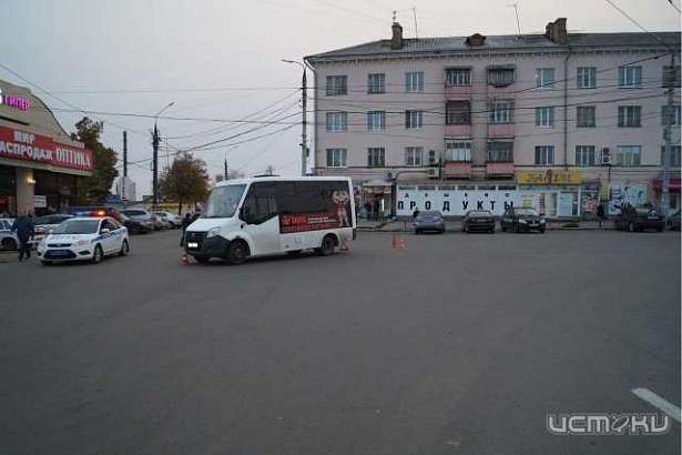 В Орле водитель маршрутки сбил двух пешеходов В Орле водитель маршрутки сбил двух пешеходов