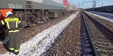 На Орловщине в селе Отрадинское поезд столкнулся с легковушкой. Два человека погибли. Видео