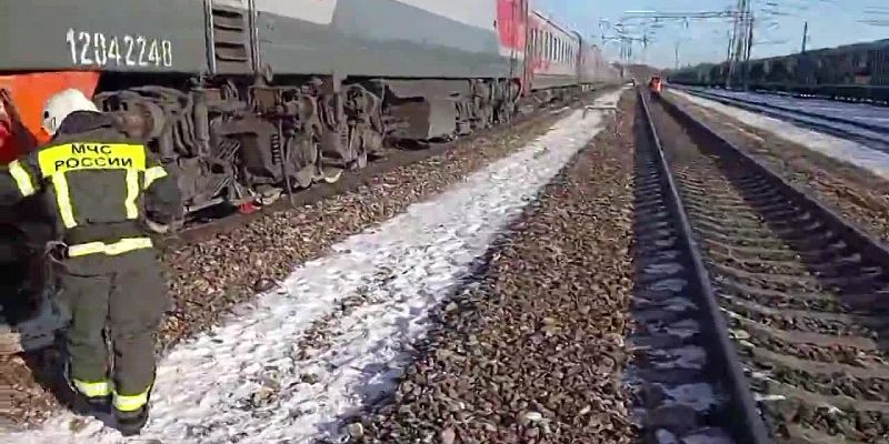 На Орловщине в селе Отрадинское поезд столкнулся с легковушкой. Два человека погибли. Видео