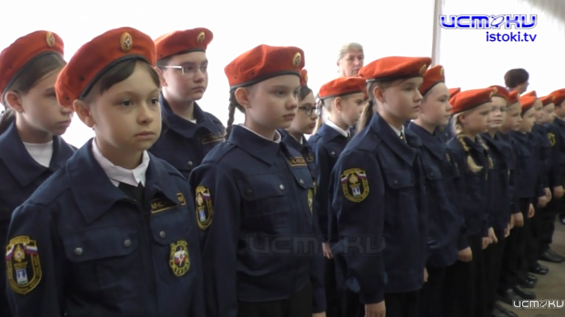 Школьная жизнь только началась, а первые серьёзные шаги уже сделаны: 59 первоклассников школы № 37 Орла приняли клятву и стали кадетами-спасателями