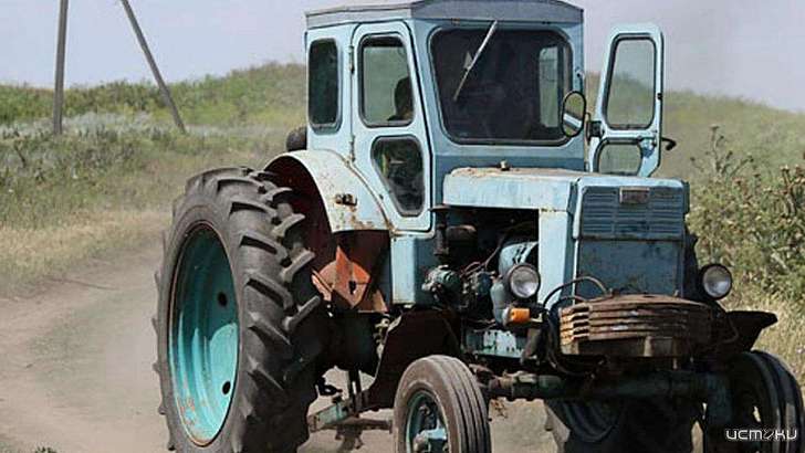 Под Орлом неизвестные на тракторе разрушили подвал местных жителей