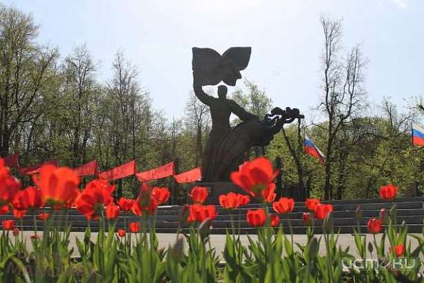 История Орла: памятник героям-комсомольцам и его открытие