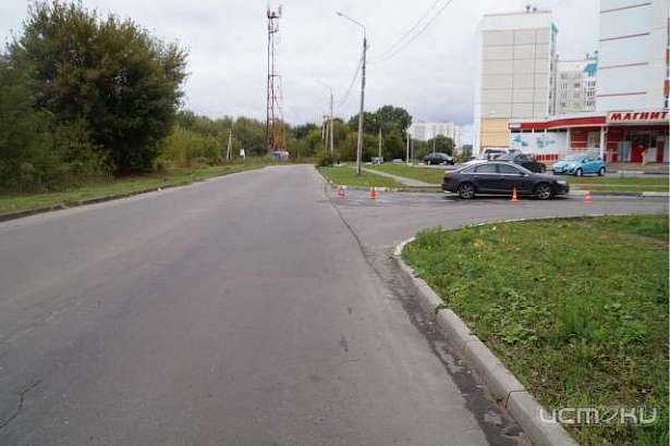 В Орле велосипедист врезался в стоящую «Ауди А6»