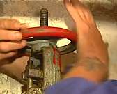 Движение «Без ям Орловщина» обратило внимание властей на перекрытую строительным мусором ул. Московскую и очередное отключение воды