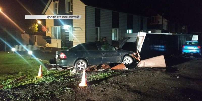 Открылась горячая линия для медиков, которым не поступили президентские выплаты, а под Орлом авто едва не врезалось в дом