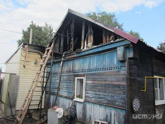 В Орловской области с помощью добровольцев пожарные потушили дом и спасли людей