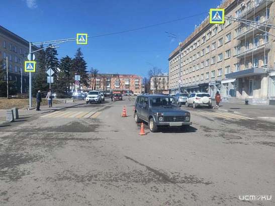 В центре Орла «Нива» сбила двух пешеходов. Один из них — ребёнок