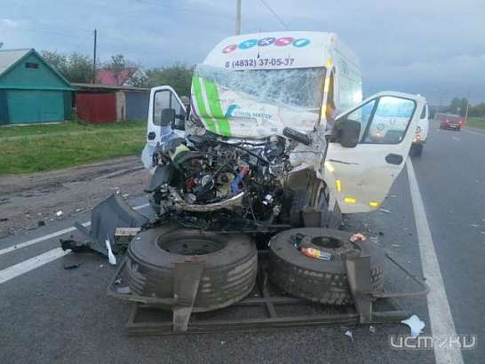 В Троснянском районе произошло сильное столкновение легковушки и грузовика