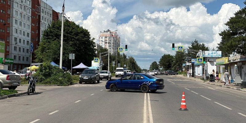 В Орле на улице Полесской водитель “Ниссана” при повороте столкнулась с мотоциклистом