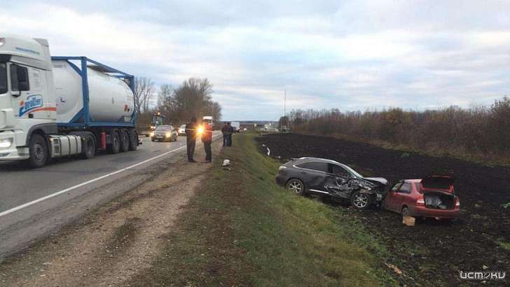 Под Ливнами «Лексус» не поделил дорогу с трактором и вылетел в лоб «Калине»