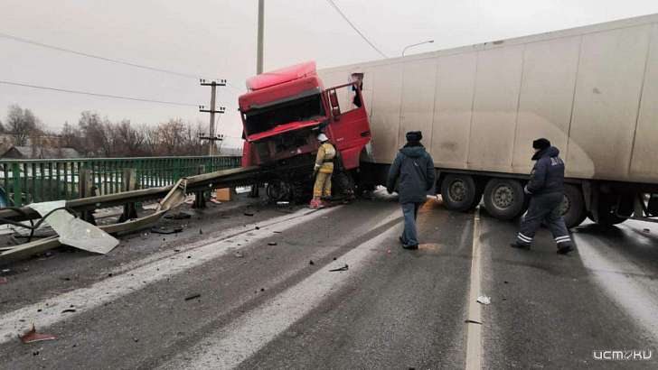 Под Ливнами фура перегородила дорогу, врезавшись в отбойник