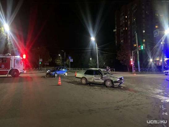 В Орле столкнулись иномарка и «ВАЗ». Два человека пострадали