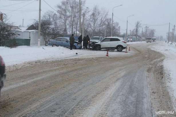 На заснеженной сельской дороге на Орловщине лоб в лоб столкнулись две иномарки