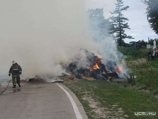 Из-за вспыхнувшей соломы на Орловщине едва не сгорел автомобиль с прицепом 