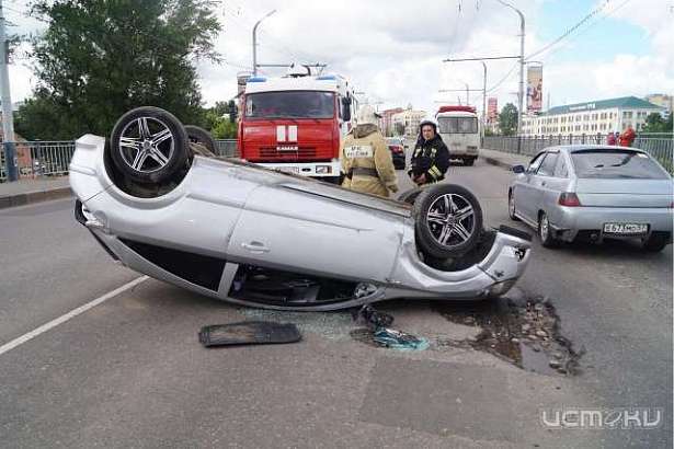 В Орле на Тургеневском мосту перевернулся автомобиль 
