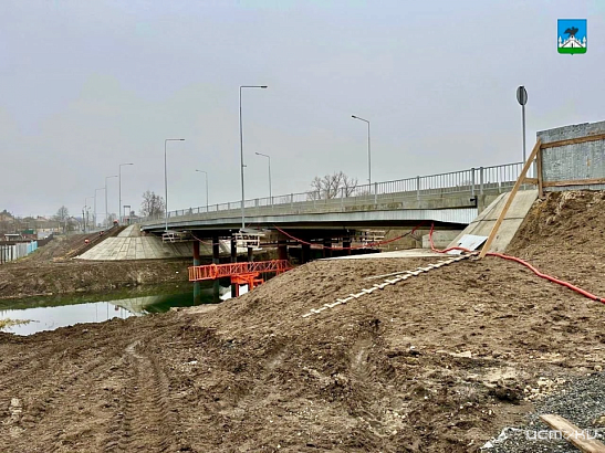 В Орле продолжают благоустраивать пространство под Колхозным мостом