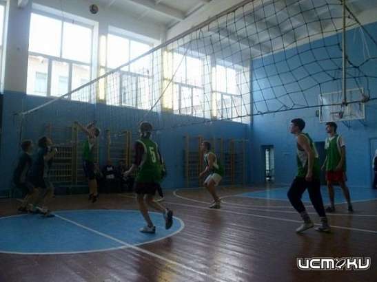 Мужчины вступили в борьбу за волейбольный трофей