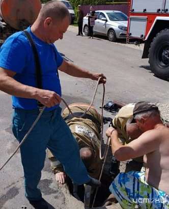 Прокуратура заинтересовалась случаем провала рабочих в колодец в Залегощи