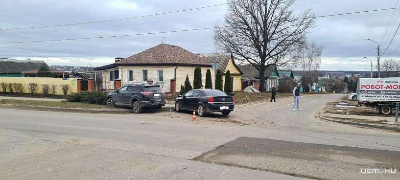 На перекрёстке во Мценске не разъехались внедорожник и легковушка