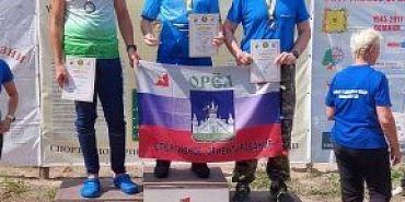 С отрывом друг от друга в 3 секунды, пробежав в сумме 20 км