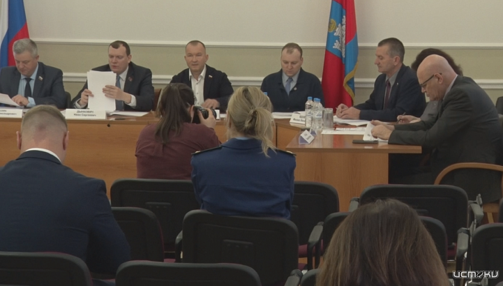 Квартиры для врачей в лизинг, окончание ремонта главной больницы в Ливнах опять откладывается