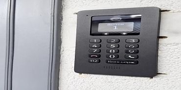 Умные домофоны по всей России поздравили с 80-летием Победы