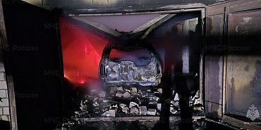 пожар В Орловской области из-за короткого замыкания сгорели гараж и два автомобиля