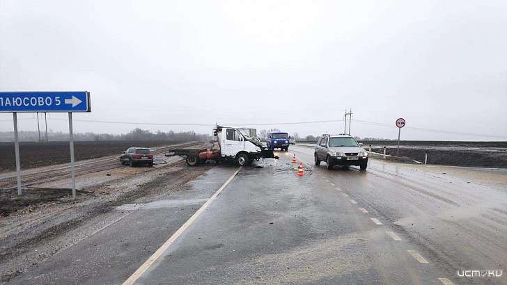 На трассе под Орлом не разъехались грузовик и внедорожник