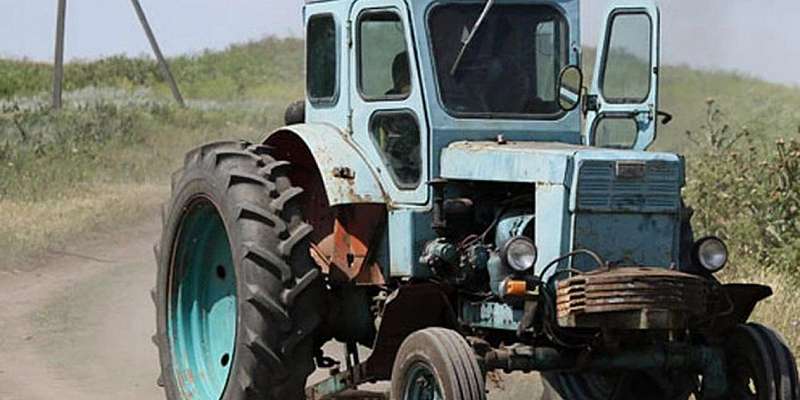 Под Орлом неизвестные на тракторе разрушили подвал местных жителей