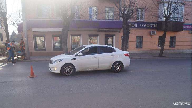 В Орле пенсионерка попала под машину, переходя дорогу в неположенном месте