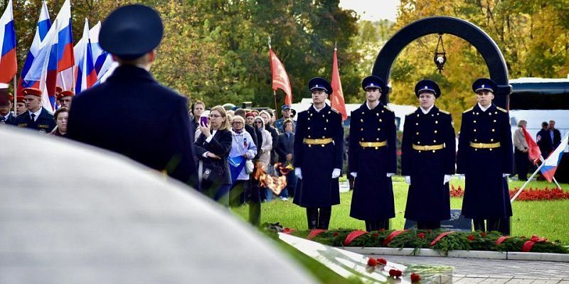 В селе Первый Воин Орловской области открыли бронзовый бюст командиру 11-й танковой бригады