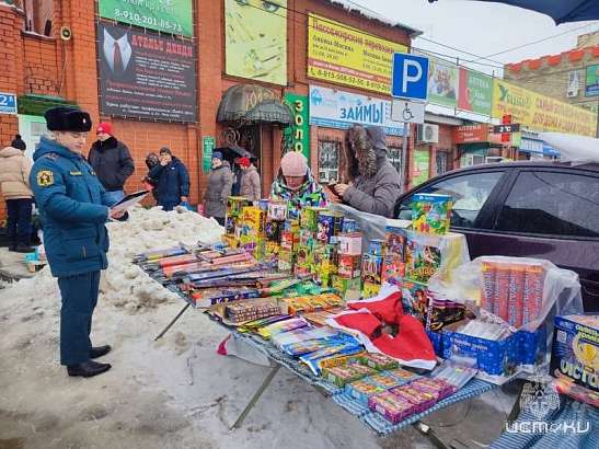 Ливенские сотрудники МЧС проводят рейды по местам продажи пиротехники