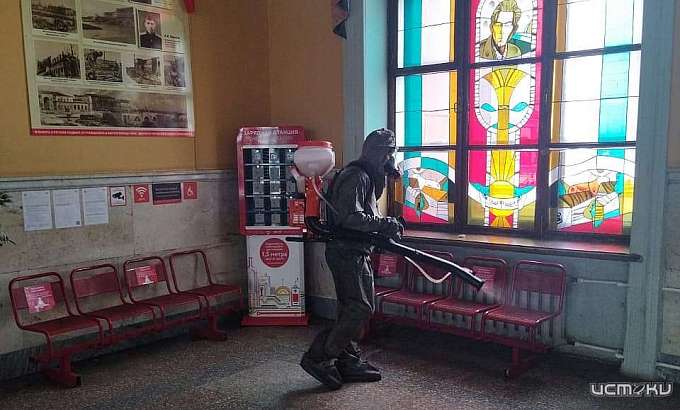 В Орле сотрудники МЧС продезинфицировали железнодорожный вокзал