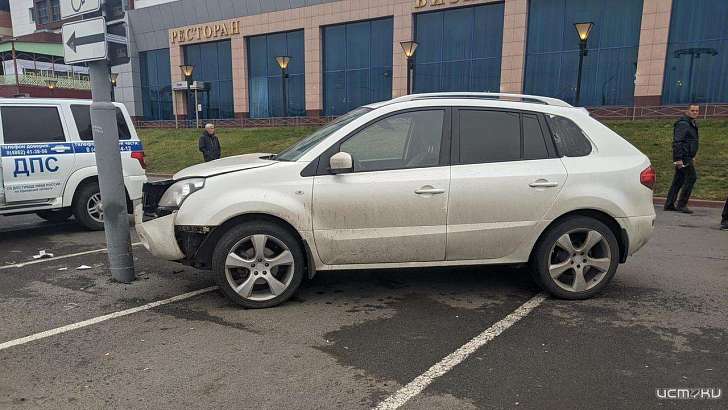 В Орле кроссовер врезался в столб на парковке «ГРИННа»