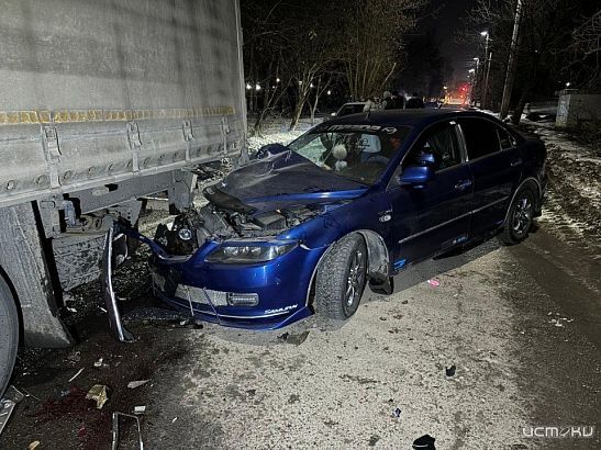 В Орле «Mazda 6» въехала в стоящий тягач с полуприцепом