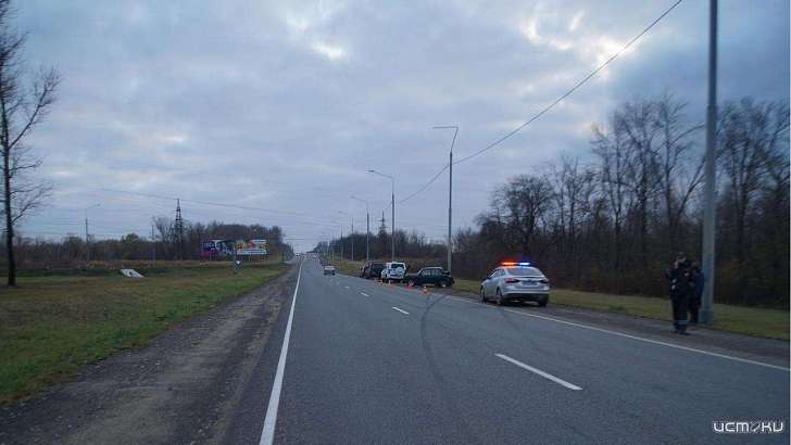 Под Орлом водитель «семерки» не справился с управлением и врезался в столб