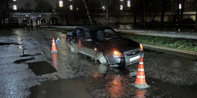 Юный орловчанин попал в больницу после того, как легковушка протаранила столб