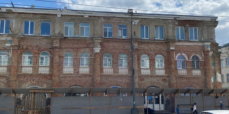 Орловчанам нравится вид ободранных Торговых рядов. Точнее-без окрашенного фасада