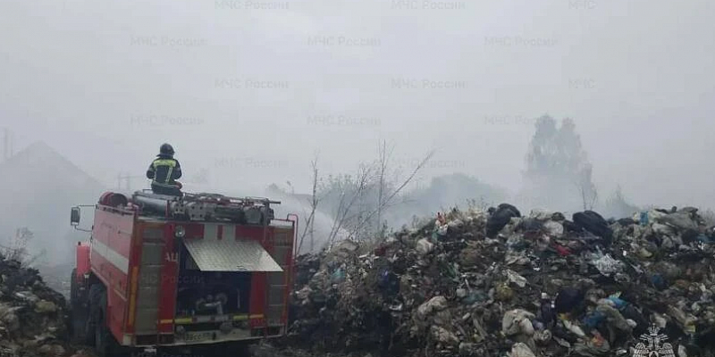 При тушении свалки в Болхове Орловской области пришлось использовать более 160 тонн воды
