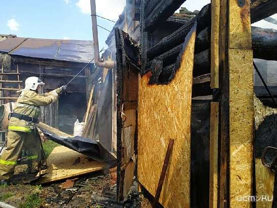 На Орловщине очевидцы пожара спасли из огня человека