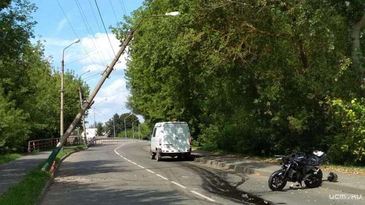 Мотоциклист без водительских прав снес опору ЛЭП во Мценске