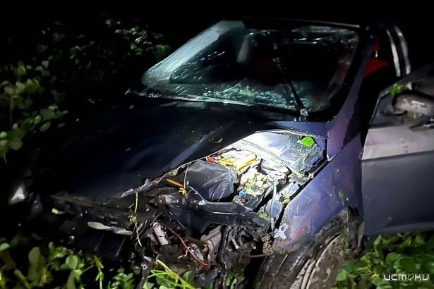 На орловской трассе перевернулся автомобиль: есть пострадавший