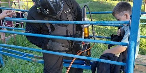 Орловские спасатели помогли мальчику выбраться из железного плена 