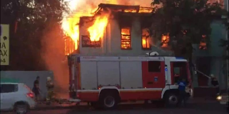 Видео: напротив кинотеатра «Родина» в Орле вспыхнуло историческое здание